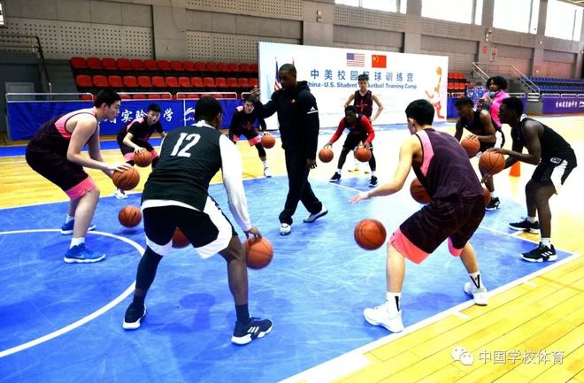 开云体育手机版下载入口包含羽毛球赛场再起风云：皖江风暴队守住胜果东城烈马队，脚步移动更到位禁区内连续解围的词条