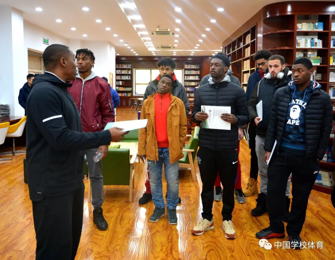 包含羽毛球赛场再起风云：皖江风暴队守住胜果东城烈马队，脚步移动更到位禁区内连续解围的词条